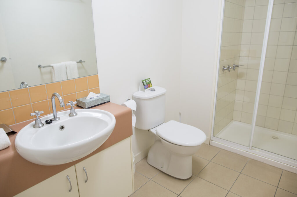 Metro Advance Apartments & Hotel Darwin Studio Bathroom - Copy