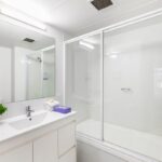 Metro Apartments on King Bathroom