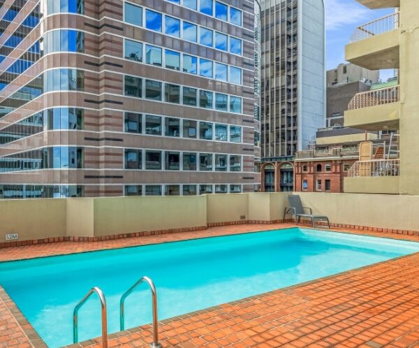 Metro Apartments on King Pool