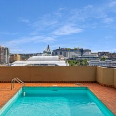 Metro Apartments on King Pool