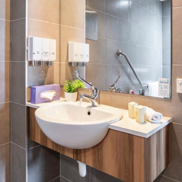 Metro Hotel Miranda Accessible bathroom 2